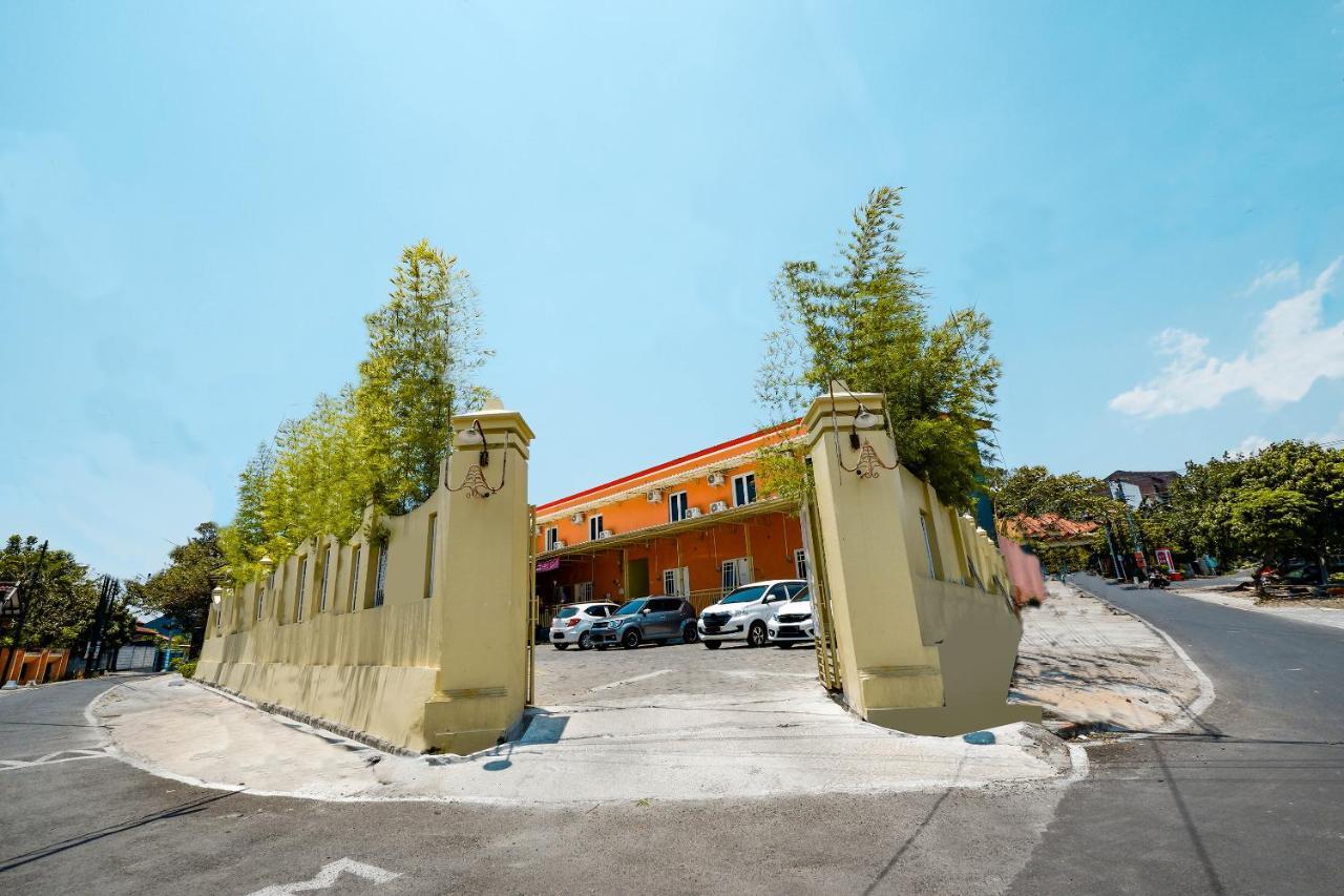 Hotel Oyo 1835 Kostel Wood Semarang Exterior foto